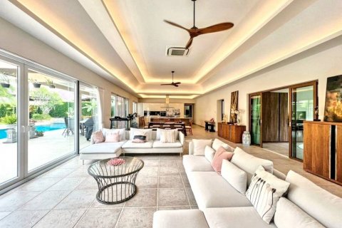 Chalet de 5 dormitorios en Pattaya, Tailandia № 117353 - foto 2