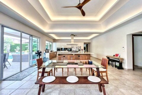 Chalet de 5 dormitorios en Pattaya, Tailandia № 117353 - foto 4