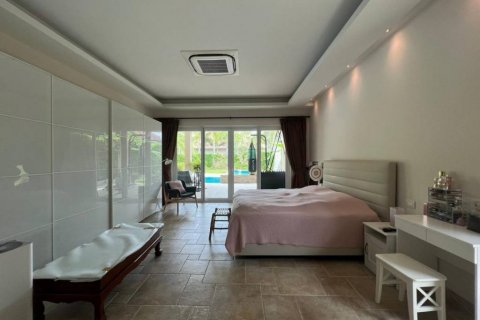 Chalet de 5 dormitorios en Pattaya, Tailandia № 117353 - foto 7