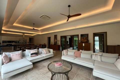 Chalet de 5 dormitorios en Pattaya, Tailandia № 117353 - foto 3