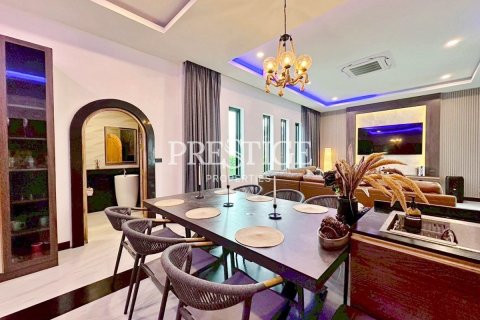 House in Pattaya, Thailand 5 bedrooms № 198161 - photo 8