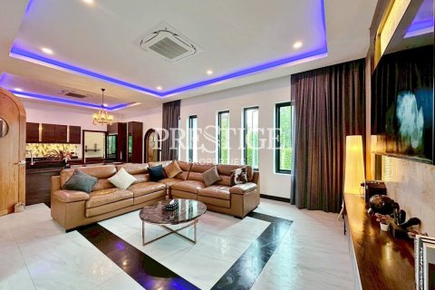 House in Pattaya, Thailand 5 bedrooms № 198161 - photo 3