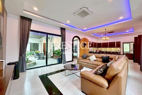 House in Pattaya, Thailand 5 bedrooms № 198161 - photo 5