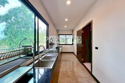 House in Pattaya, Thailand 5 bedrooms № 198161 - photo 12