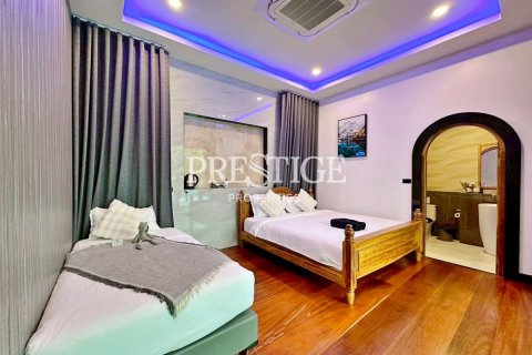 House in Pattaya, Thailand 5 bedrooms № 198161 - photo 19