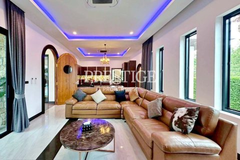House in Pattaya, Thailand 5 bedrooms № 198161 - photo 4