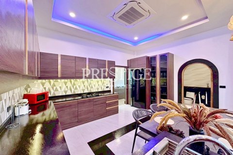 House in Pattaya, Thailand 5 bedrooms № 198161 - photo 11