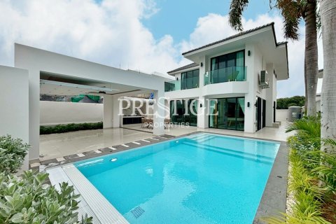 House in Pattaya, Thailand 4 bedrooms № 198164