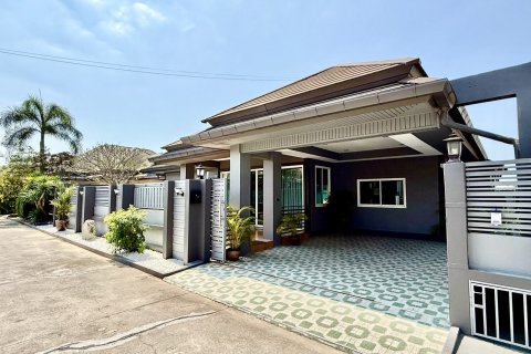 Casa de 3 dormitorios en Bang Lamung, Tailandia № 158742 - foto 3