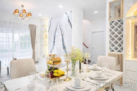 Casa de 4 dormitorios en Pattaya, Tailandia № 170429 - foto 13