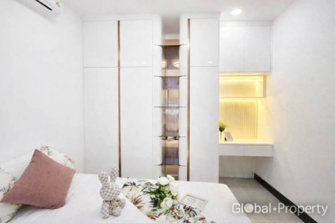 Casa de 4 dormitorios en Pattaya, Tailandia № 170429 - foto 3