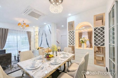 Casa de 4 dormitorios en Pattaya, Tailandia № 170429 - foto 12