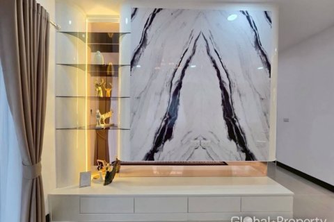 Casa de 4 dormitorios en Pattaya, Tailandia № 170429 - foto 9