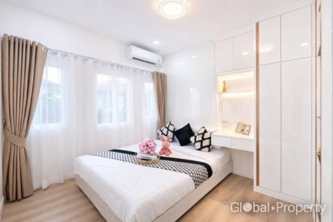 Casa de 4 dormitorios en Pattaya, Tailandia № 170429 - foto 2