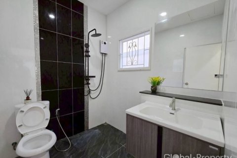 Casa de 4 dormitorios en Pattaya, Tailandia № 170429 - foto 16