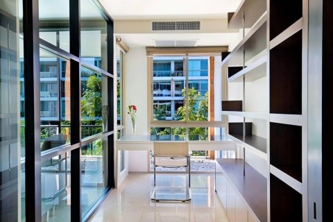 Condo in Bangkok, Thailand, 3 bedrooms № 220603 - photo 2