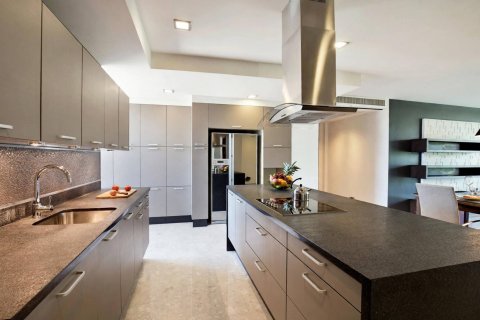Condo in Bangkok, Thailand, 3 bedrooms № 220603 - photo 4