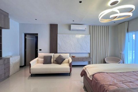 Villa in Pattaya, Thailand 5 bedrooms № 233373 - photo 16