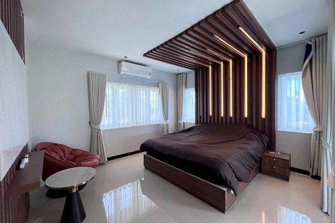Villa in Pattaya, Thailand 5 bedrooms № 233373 - photo 12