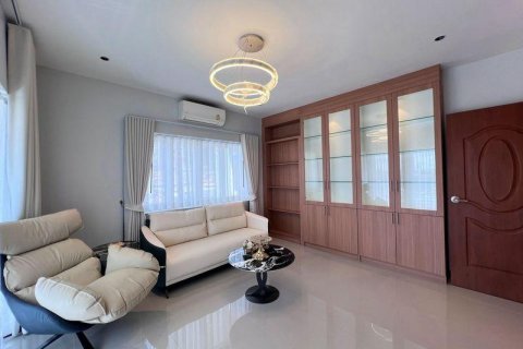Villa in Pattaya, Thailand 5 bedrooms № 233373 - photo 6