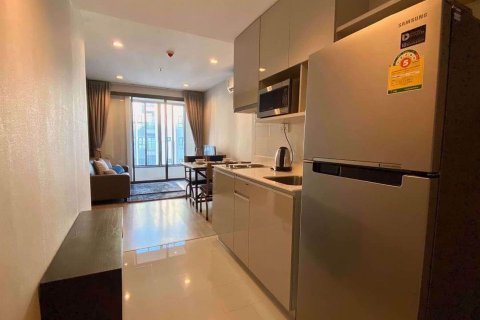 Condominio de 2 dormitorios en Huai Khwang, Bangkok, Tailandia № 48076 - foto 3