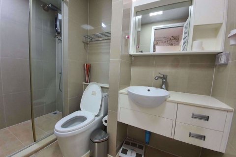 Condominio de 2 dormitorios en Huai Khwang, Bangkok, Tailandia № 48080 - foto 13