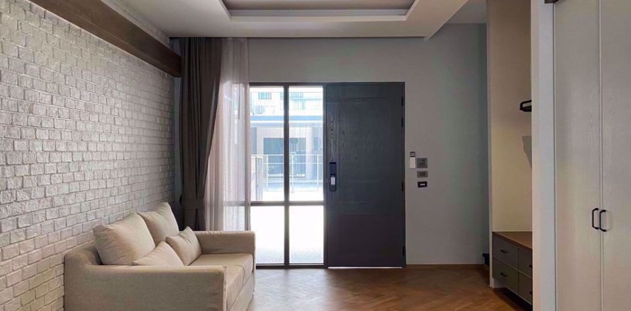 Casa de 3 dormitorios en Lat Phrao, Bangkok, Tailandia № 48077