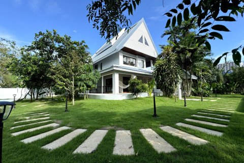 Chalet de 4 dormitorios en Pattaya, Tailandia № 199608