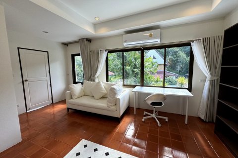 Chalet de 4 dormitorios en Pattaya, Tailandia № 199608 - foto 7