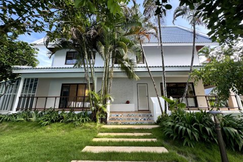 Chalet de 4 dormitorios en Pattaya, Tailandia № 199608 - foto 2