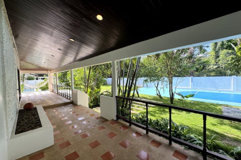 Chalet de 4 dormitorios en Pattaya, Tailandia № 199608 - foto 6