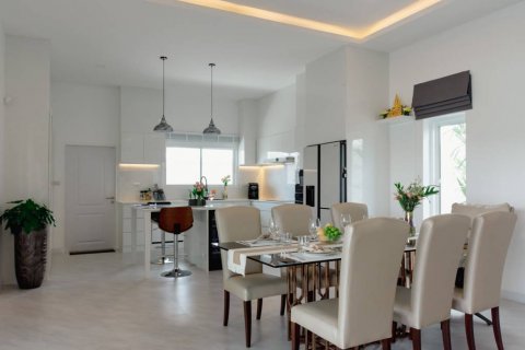 Chalet de 4 dormitorios en Hua Hin, Tailandia № 134459 - foto 8