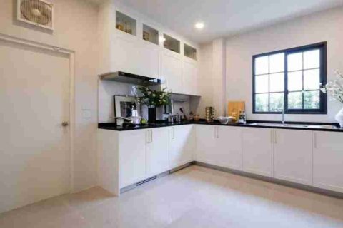 Casa de 5 dormitorios en Thonburi, Bangkok, Tailandia № 184042 - foto 13