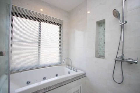 Casa de 3 dormitorios en Chiang Mai, Tailandia № 121729 - foto 11
