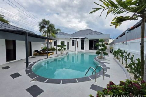 Casa de 6 dormitorios en Pattaya, Tailandia № 233718
