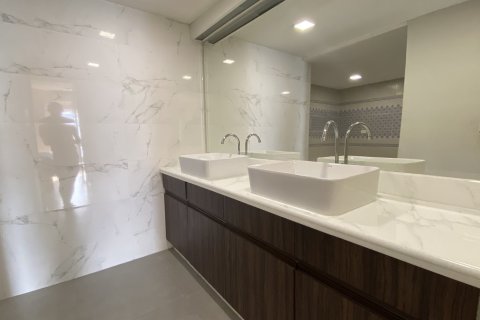 Condo in Watthana, Bangkok, Thailand, 3 bedrooms № 200754 - photo 4
