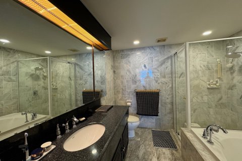Condo in Bangkok, Thailand, 2 bedrooms № 201214 - photo 10