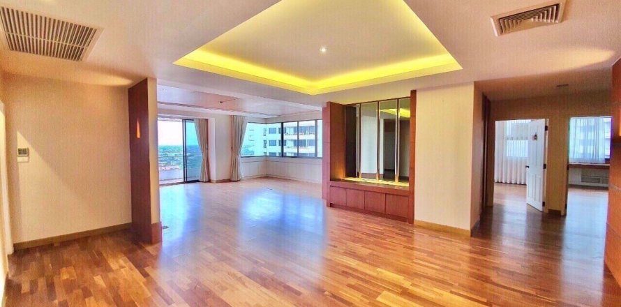 Condominio de 4 dormitorios en Nonthaburi, Tailandia № 47614