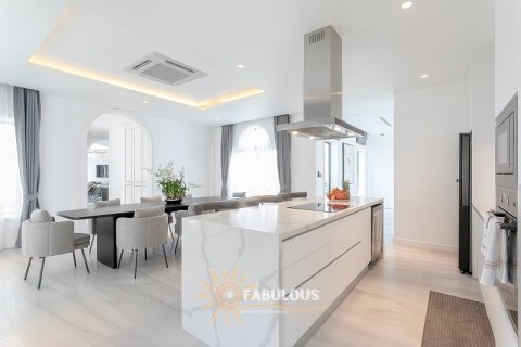 Chalet de 5 dormitorios en Bang Tao, Tailandia № 179321 - foto 12