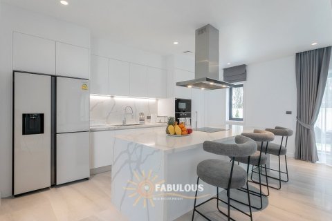 Chalet de 5 dormitorios en Bang Tao, Tailandia № 179321 - foto 11