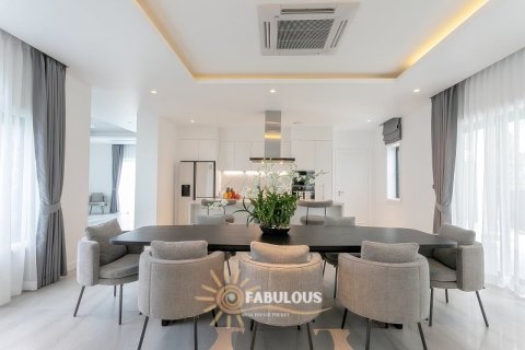 Chalet de 5 dormitorios en Bang Tao, Tailandia № 179321 - foto 10