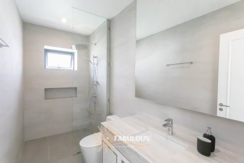 Chalet de 5 dormitorios en Bang Tao, Tailandia № 179321 - foto 16