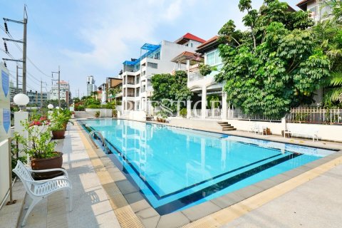 Casa de 6 dormitorios en Pattaya, Tailandia № 198604