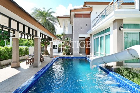 Casa de 4 dormitorios en Pattaya, Tailandia № 198603