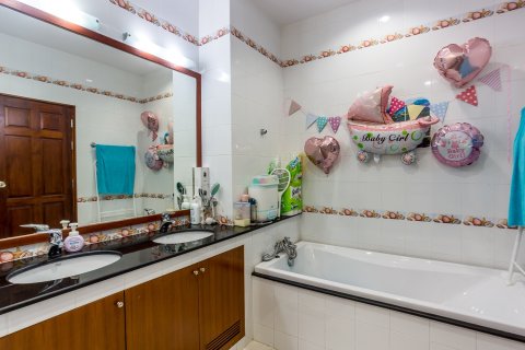 Chalet de 4 dormitorios en Hua Hin, Tailandia № 205708 - foto 28