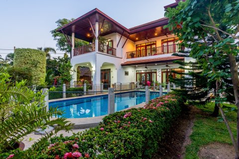 Chalet de 4 dormitorios en Hua Hin, Tailandia № 205708 - foto 2