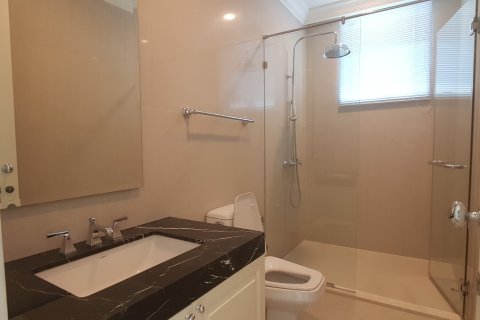Condominio de 2 dormitorios en Watthana, Bangkok, Tailandia № 200641 - foto 2