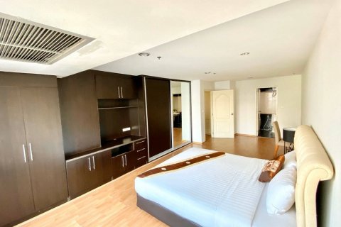 Condominio de 2 dormitorios en Watthana, Bangkok, Tailandia № 200638 - foto 4