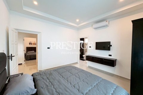 Casa de 6 dormitorios en Pattaya, Tailandia № 233799 - foto 24