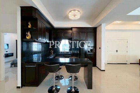 Casa de 6 dormitorios en Pattaya, Tailandia № 233799 - foto 8